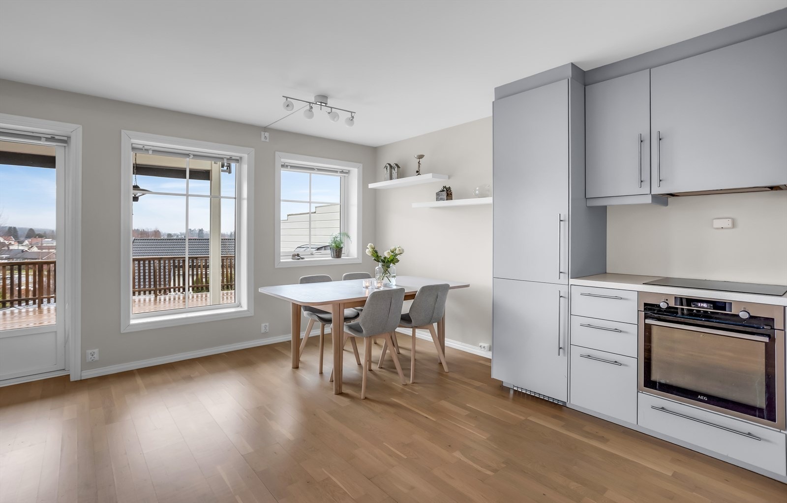 Spiseplassen er plassert ved vinduet, som gir godt med dagslys. Galleribilde