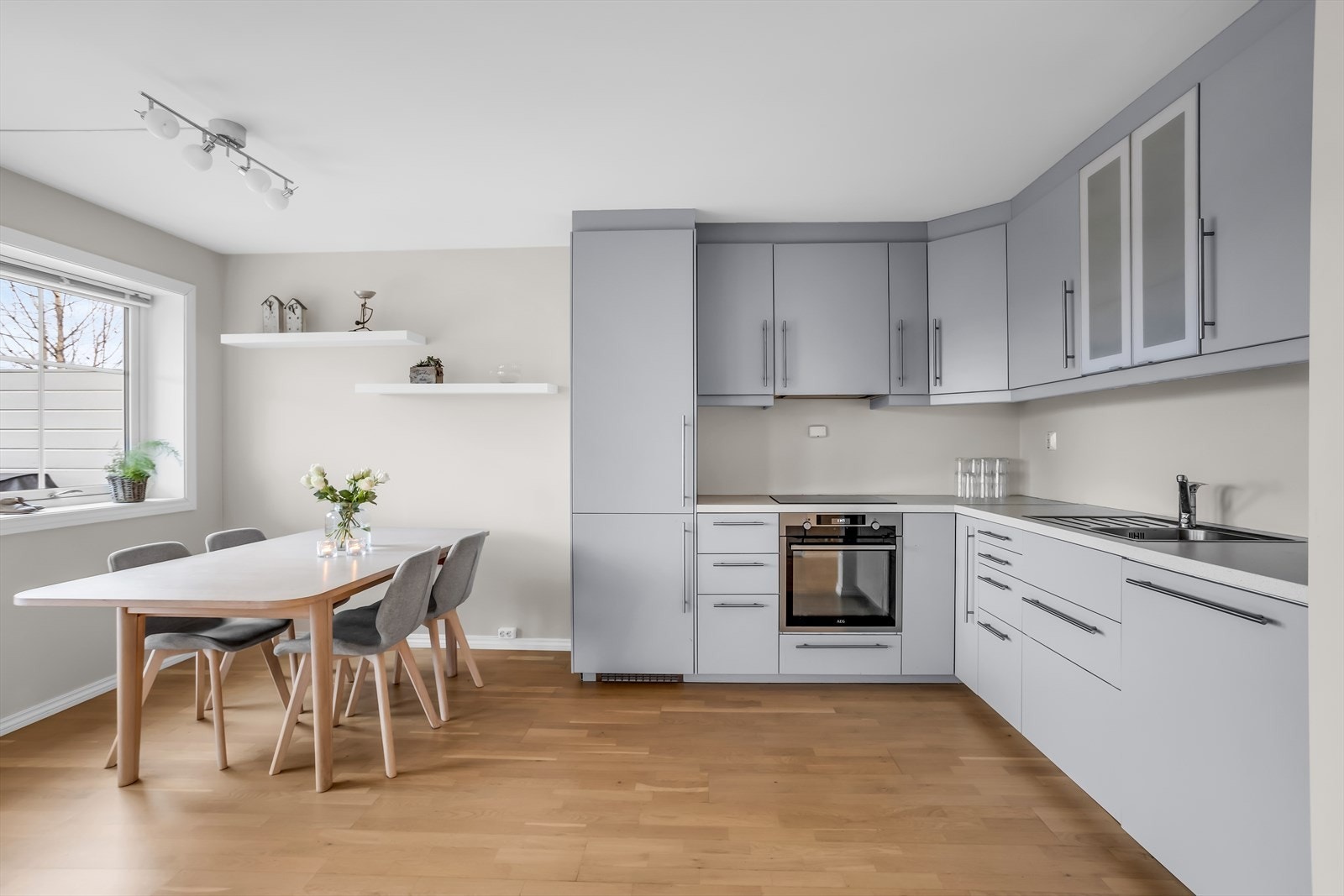 I tilknytning til kjøkkenet er det god plass til et spisebord for hyggelige måltider. Galleribilde