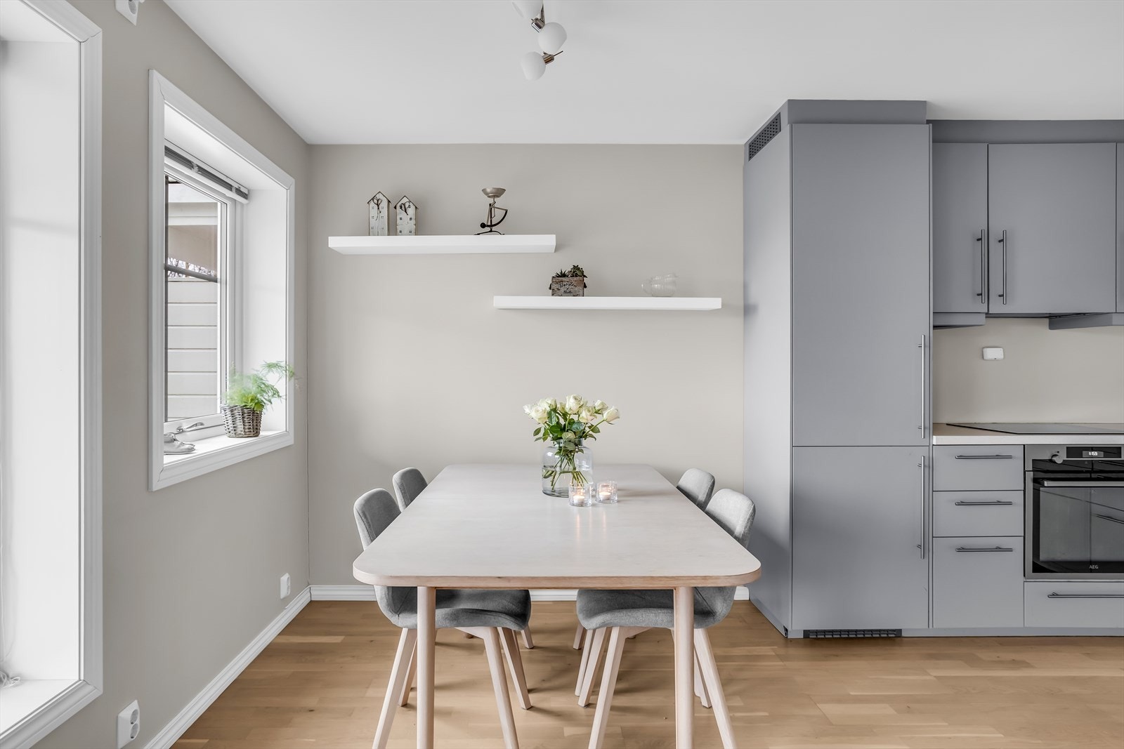 Den åpne løsningen gir fleksibilitet for plassering av spisebord etter ønske og behov. Galleribilde