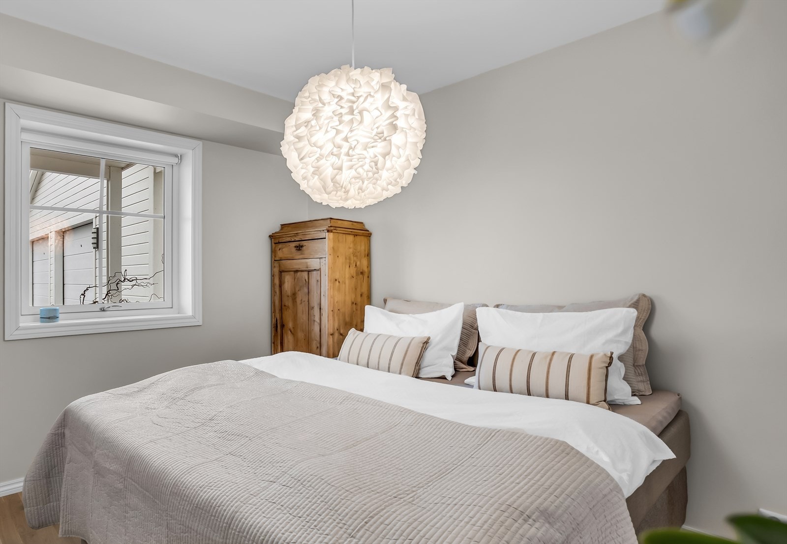 Hovedsoverommet har plass til dobbeltseng og tilhørende nattbord. Galleribilde