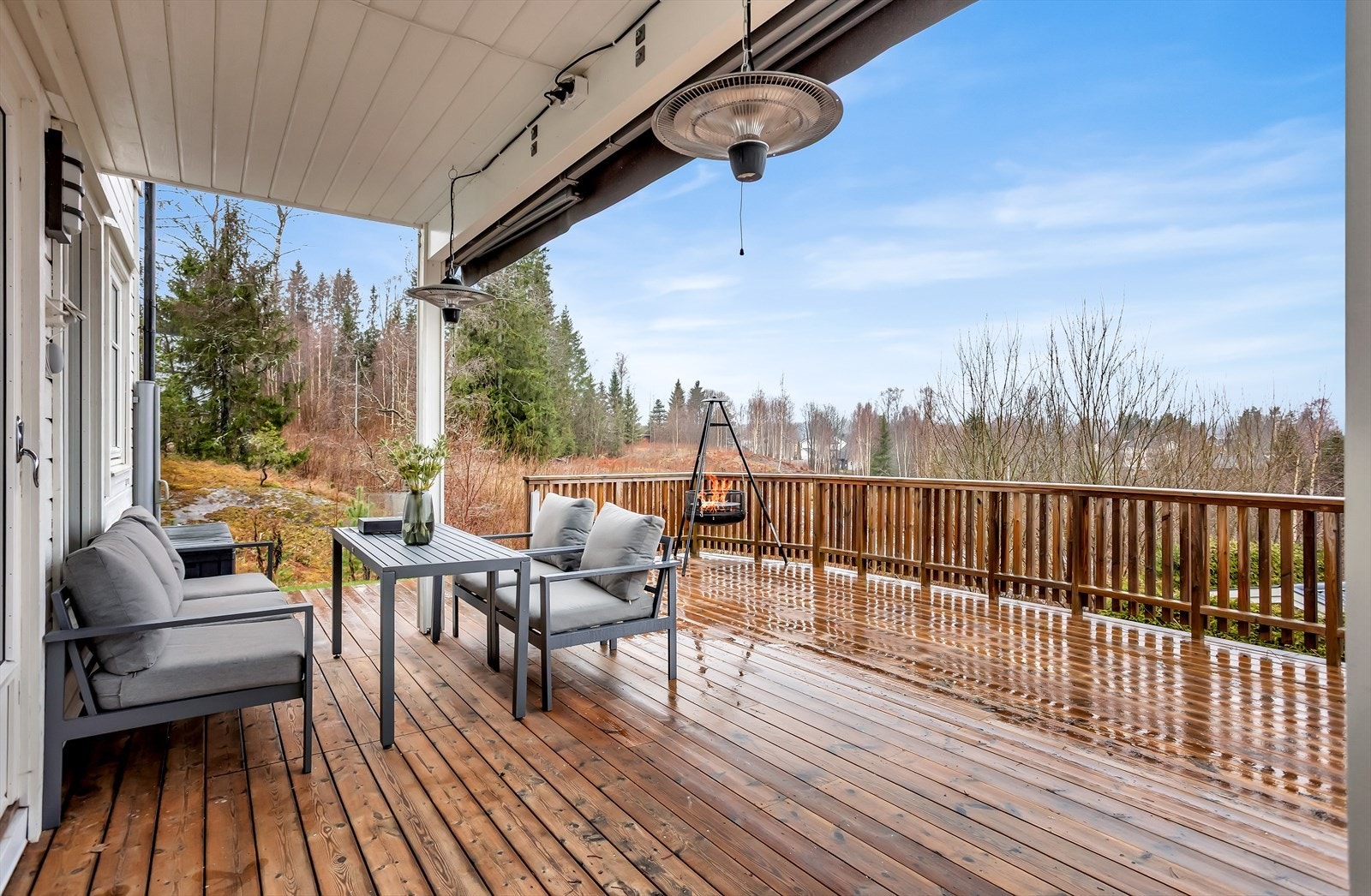 Den store errassen på 42 m² ble bygget i 2022 og har god plass til utemøbler. Galleribilde