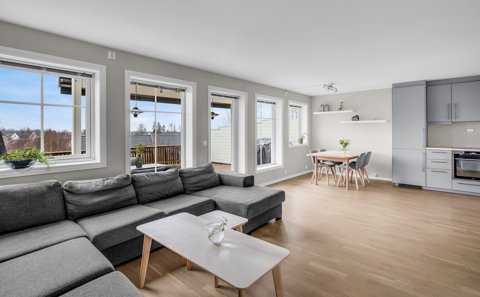 Den åpne løsningen mellom stue og kjøkken skaper en sosial og luftig atmosfære. Galleribilde