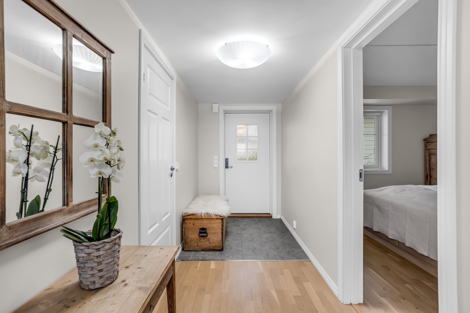 Praktisk entré med flislagt gulv i inngangspartiet og tilgang til en innvendig bod. Galleribilde