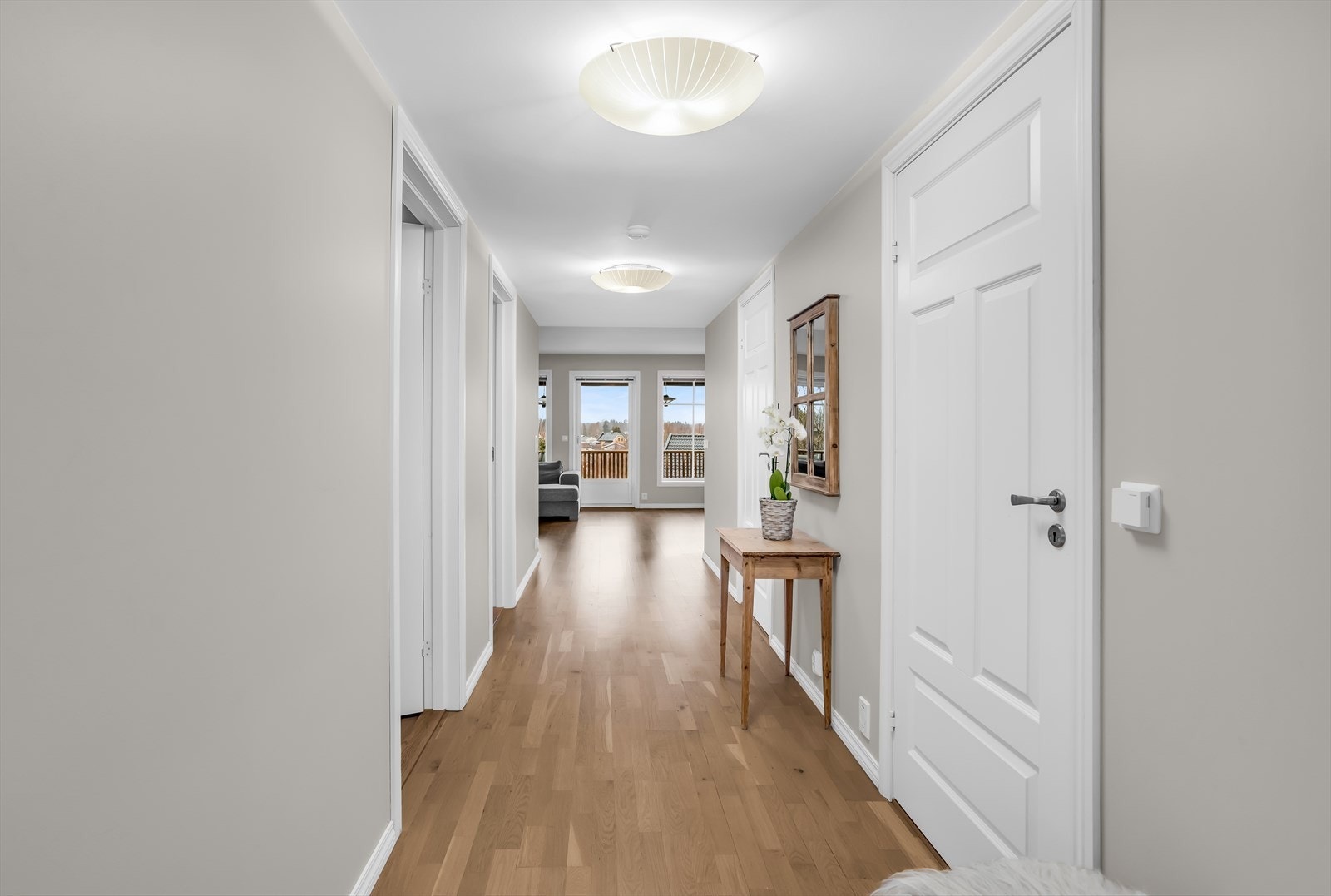 Gangen binder rommene sammen og har, som resten av oppholdsrommene, tre-stavs parkett på gulvet. Galleribilde