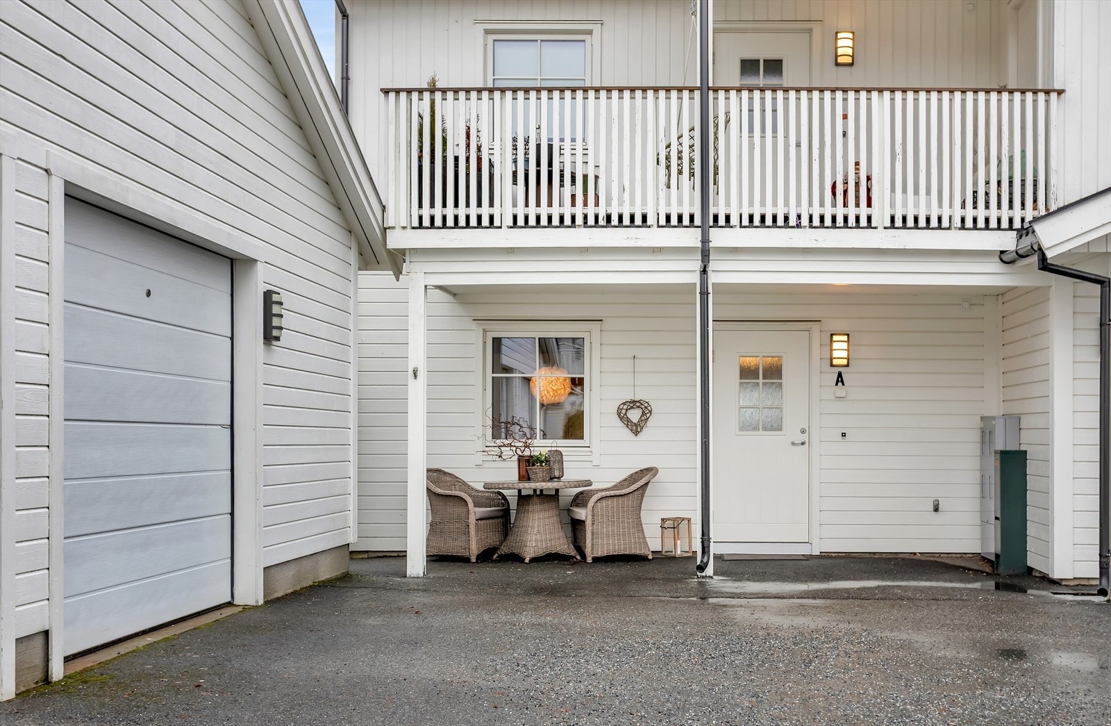 Leiligheten disponerer én garasjeplass og én utvendig biloppstillingsplass. Galleribilde