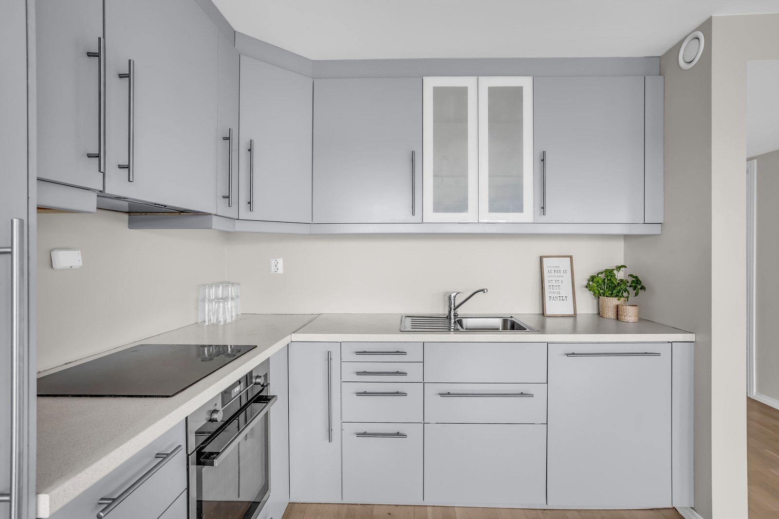 Godt med benkeplass i laminat, og for økt sikkerhet er det montert waterguard og komfyrvakt. Galleribilde