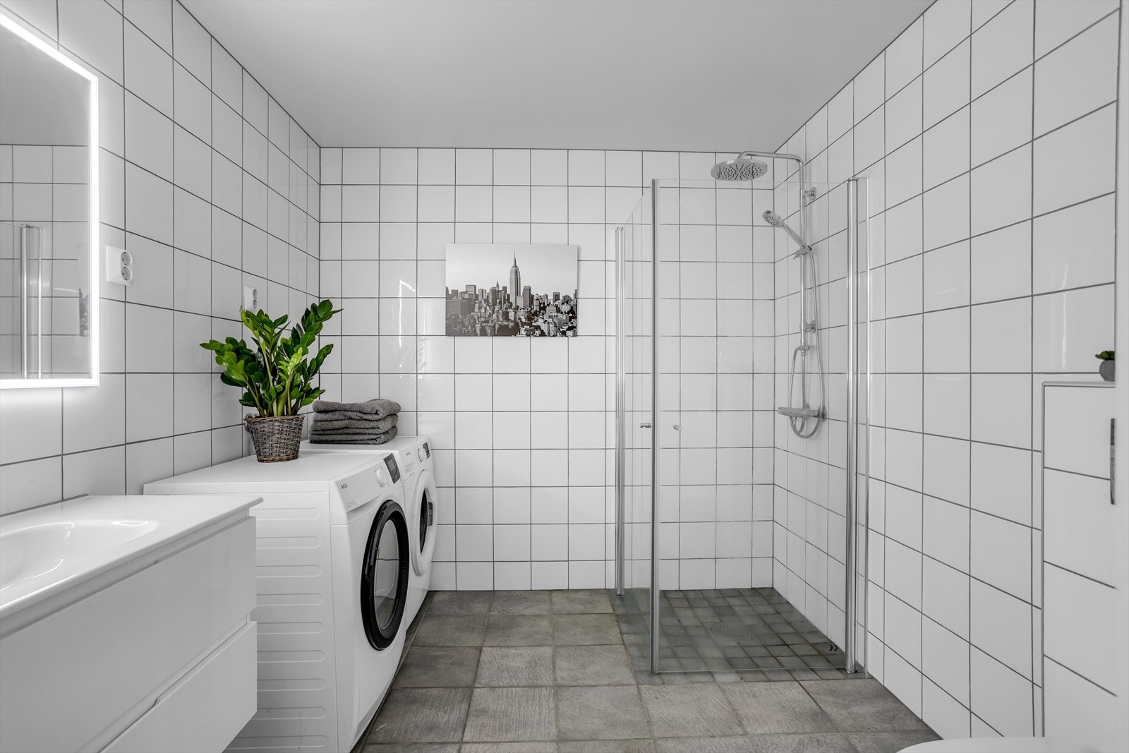 Dusjhjørne med innfellbare dører for optimal plassutnyttelse. Galleribilde