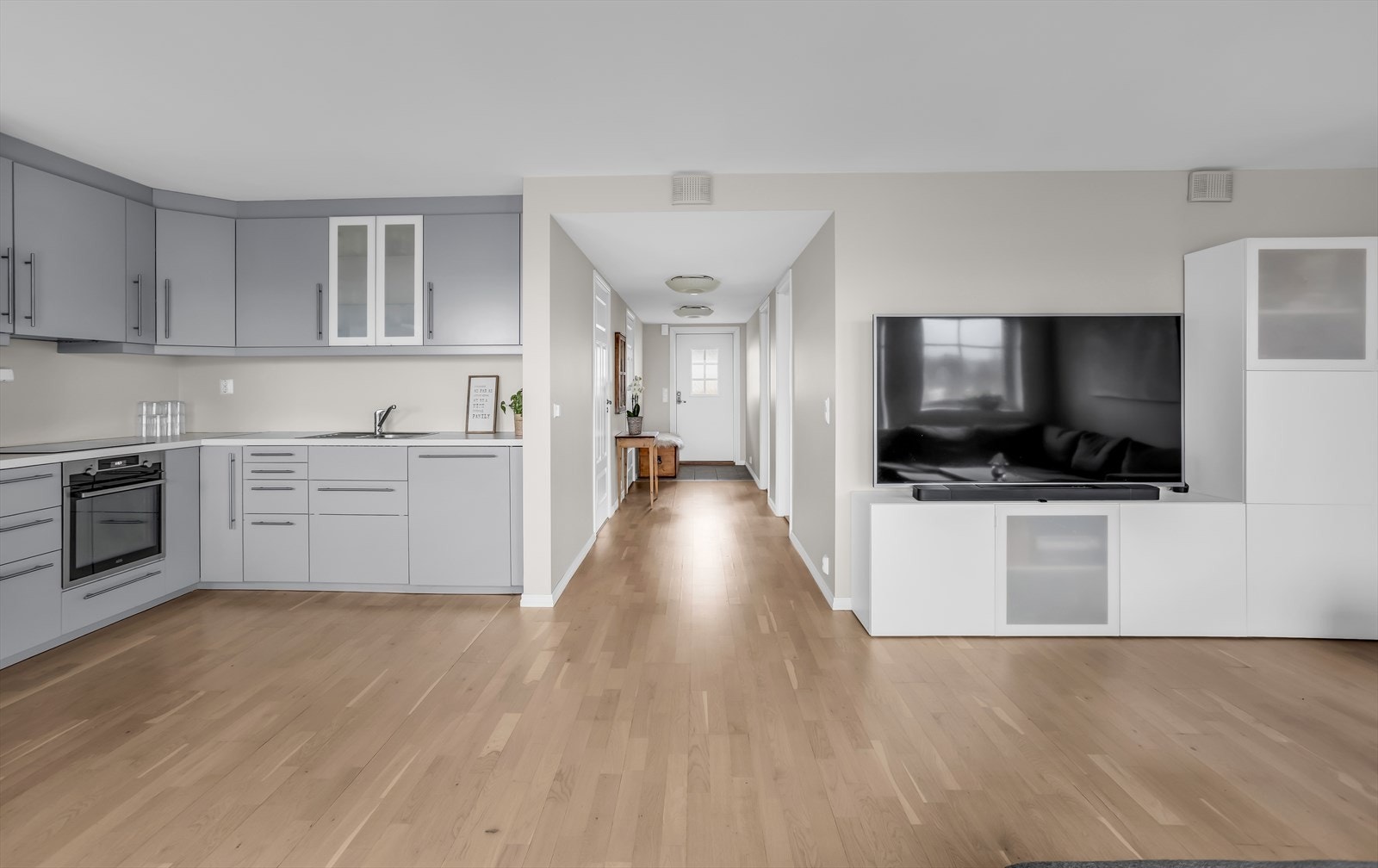 Kjøkkenet er en integrert del av oppholdsrommet, med god flyt mot stue og gang. Galleribilde