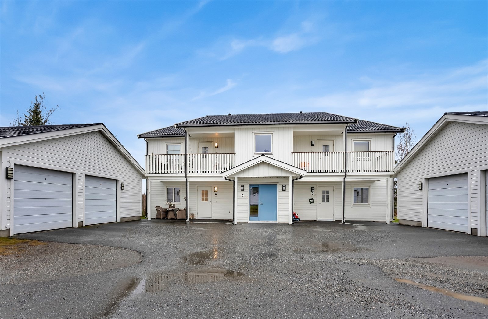 Eiendommen ligger i et etablert område med gangavstand til Eidsvoll Verk stasjon. Galleribilde