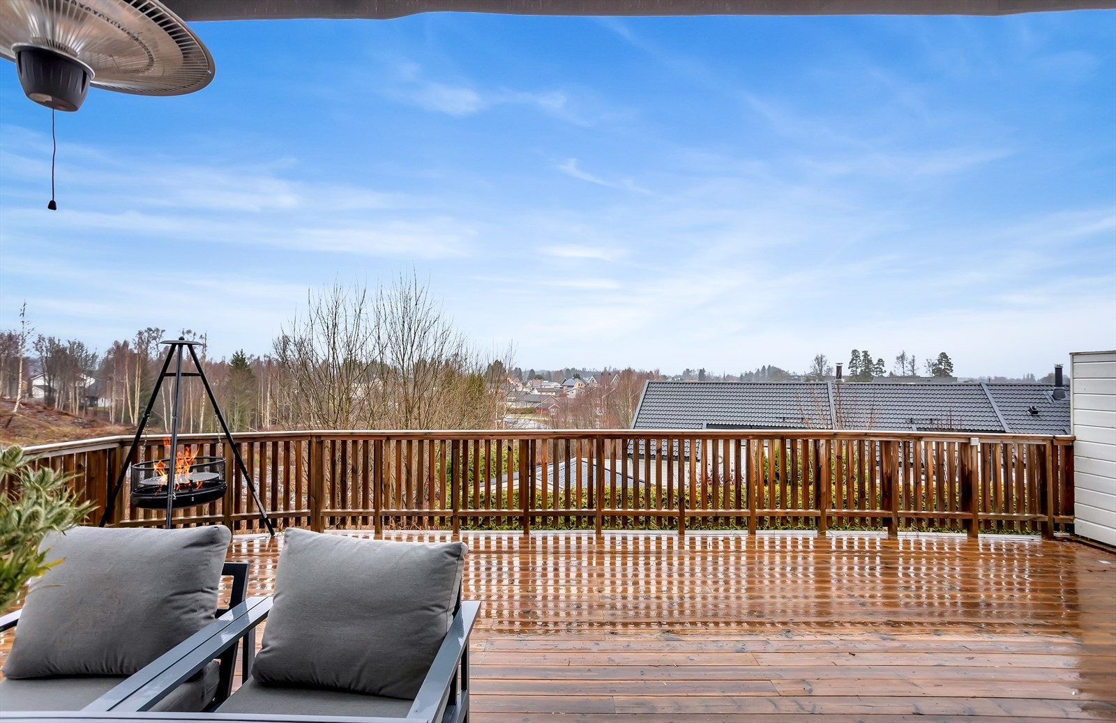 Fra terrassen har man en åpen utsikt over nærområdet. Galleribilde