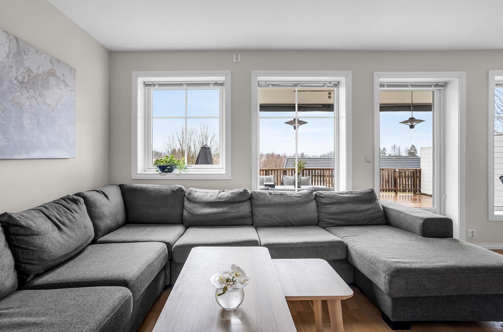 Fra stuen er det direkte utgang til den store, nordvestvendte terrassen. Galleribilde