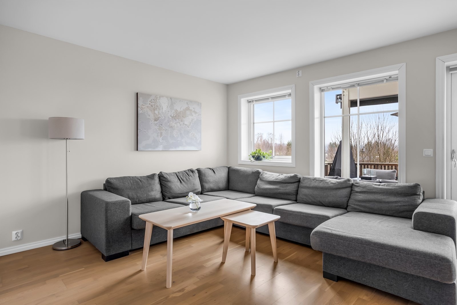 Rommet har gode møbleringsmuligheter med god plass til en større sofagruppe. Galleribilde