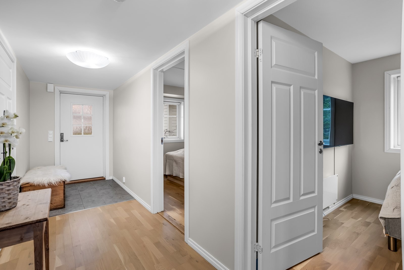 Fra gangen er det adkomst til leilighetens to soverom og bad. Galleribilde