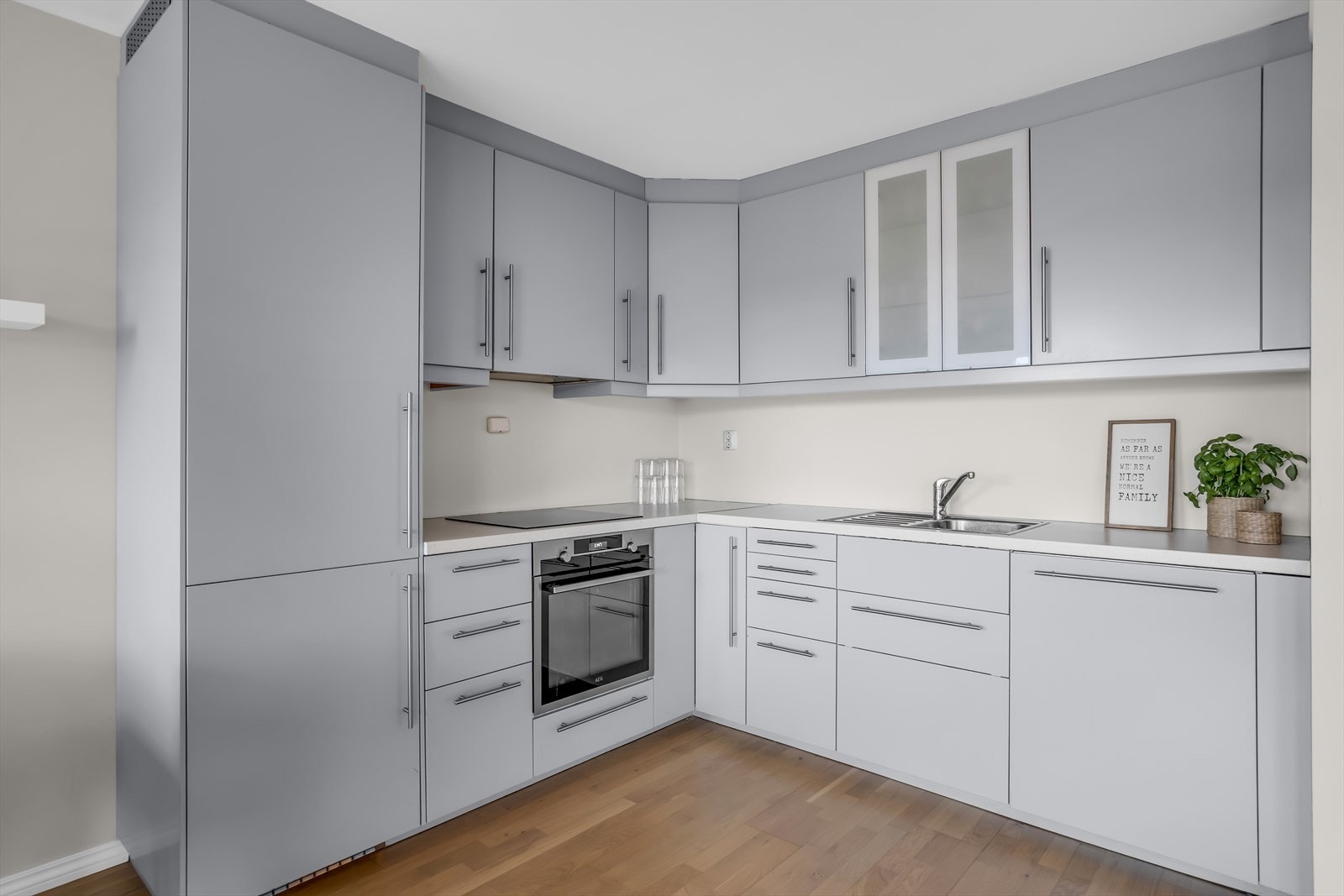 Alle hvitevarer er integrert, inkludert komfyr, platetopp, oppvaskmaskin og kjøl/frys. Galleribilde