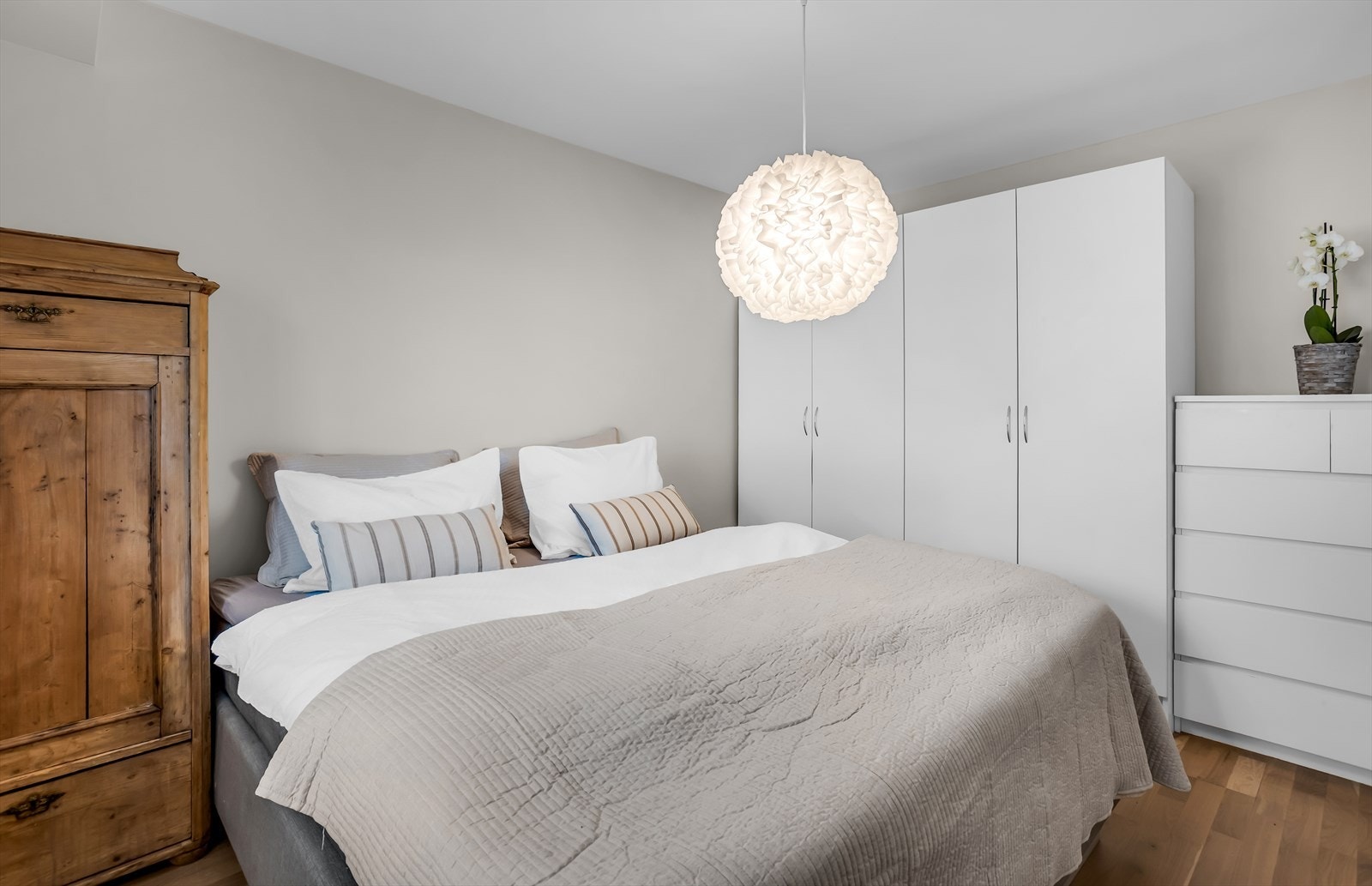 Begge soverommene er utstyrt med garderobeskap for effektiv oppbevaring. Galleribilde