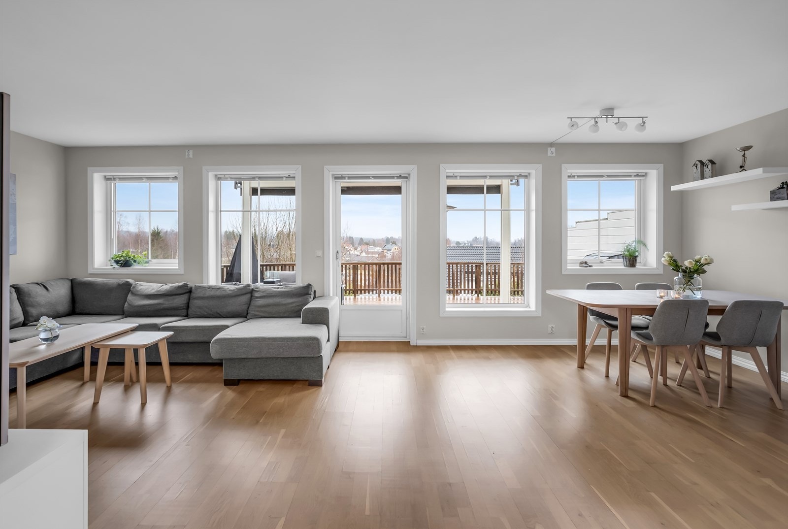 Stuen er lys og romslig, med store vindusflater som gir rikelig med naturlig lys. Galleribilde