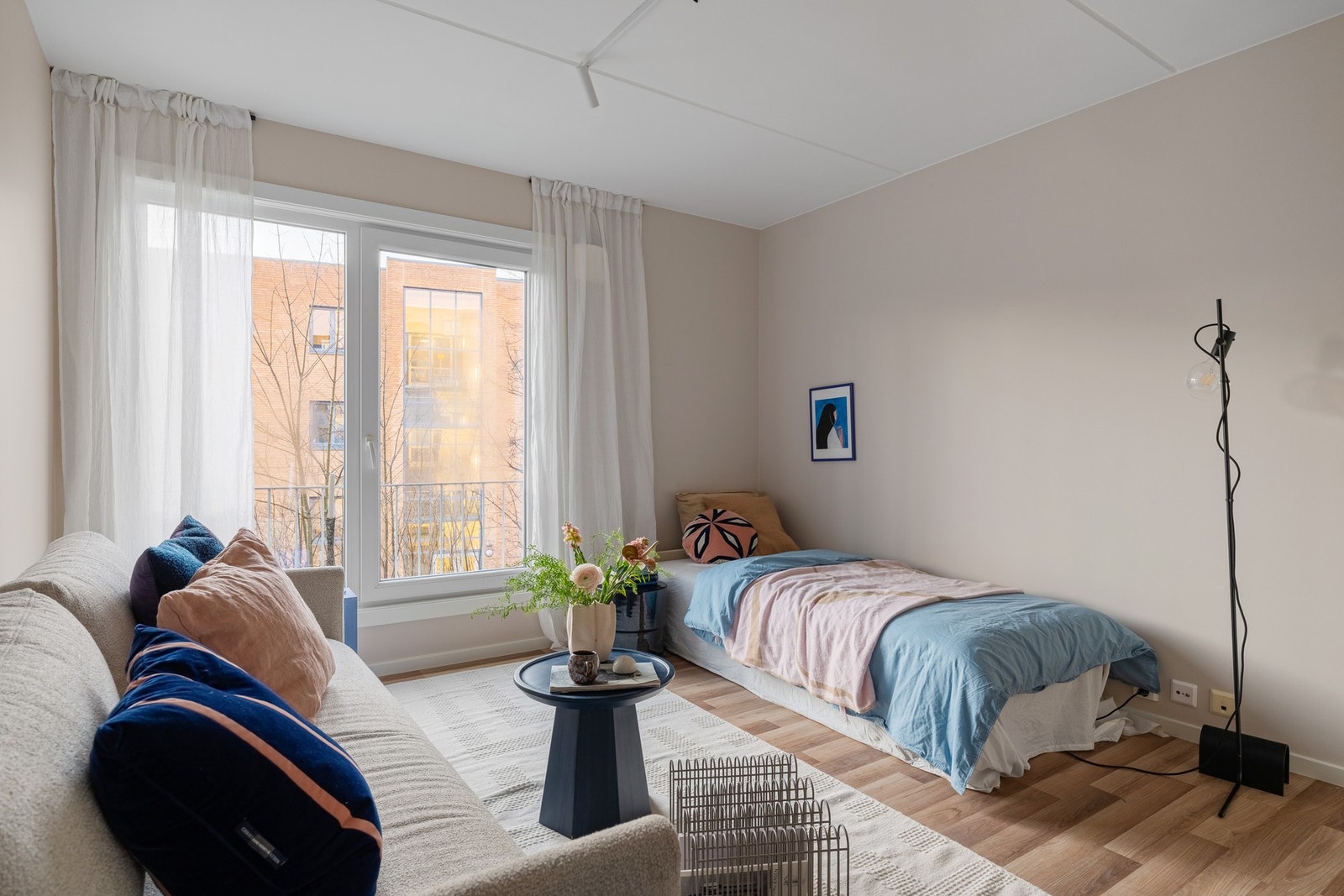 Den store vindusflaten gir godt med lysinnslipp inn i leiligheten. Galleribilde