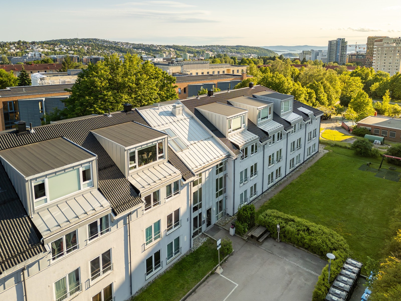 Leiligheten ligger i et hyggelig boligområde på Teisen med kort vei til offentlig kommunikasjon. Galleribilde