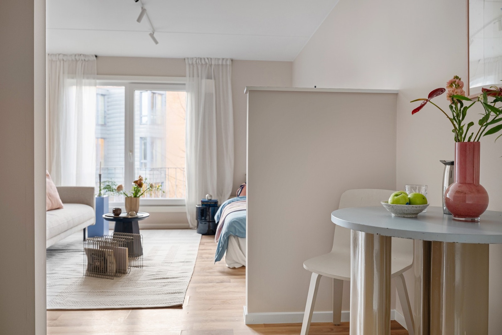 Skilleveggen gir en fin soneinndeling fra stuen. Galleribilde