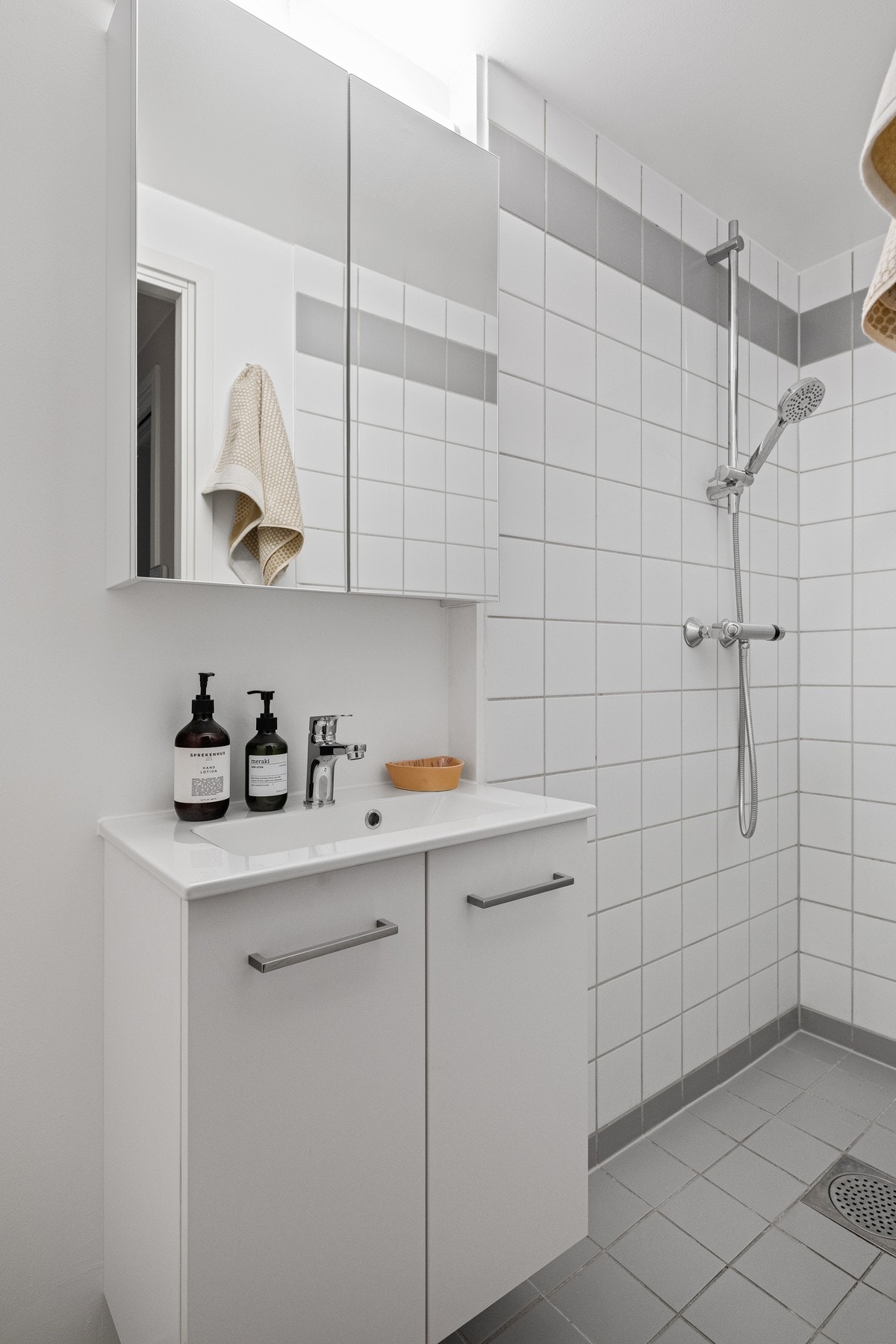 Lyst og delvis flislagt bad med varme i gulv. Galleribilde