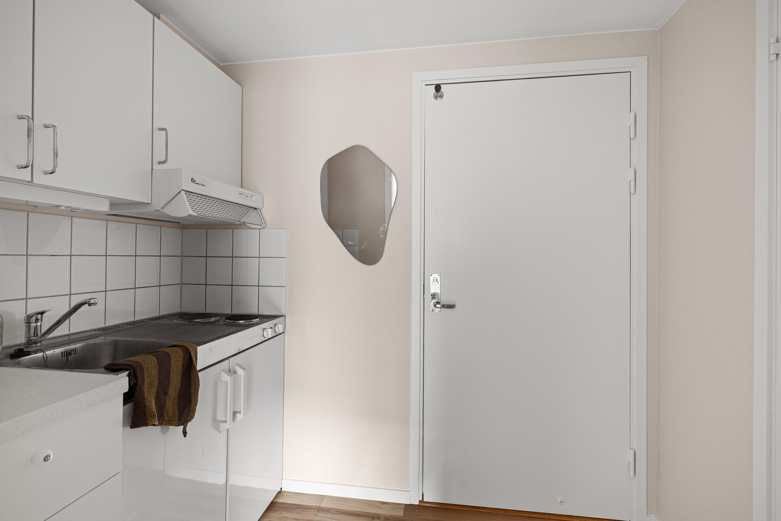 Foliert glatt innredning med fliser over benk, armatur og laminat benkeplate Galleribilde