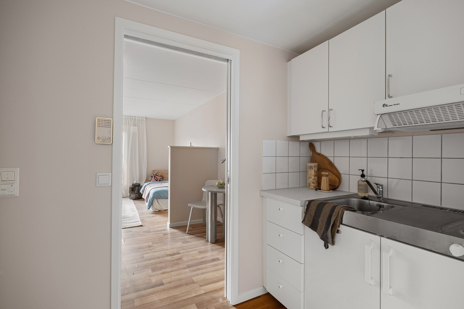 Integrerte hvitevarer som platetopp og integrert kjøleskap. Det er avtrekk via sentralt avtrekksanlegg i bygget. Galleribilde