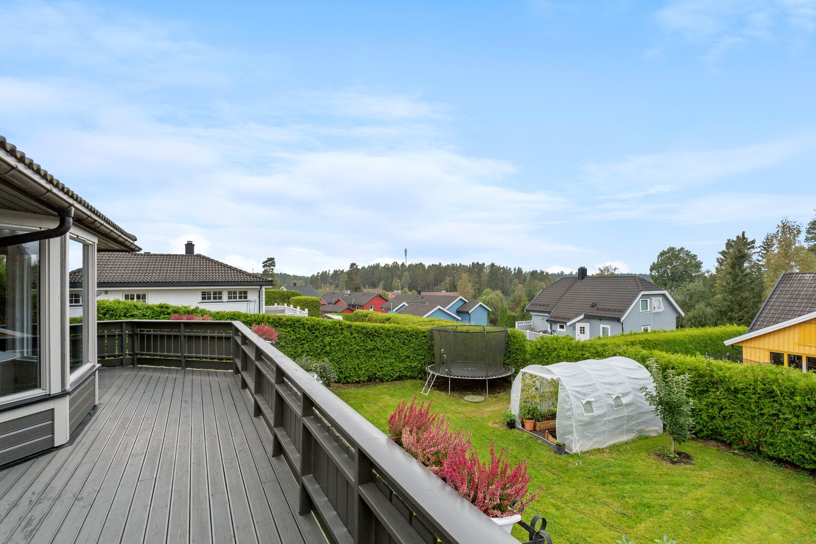 Full oversikt fra terrassen til hagen Galleribilde