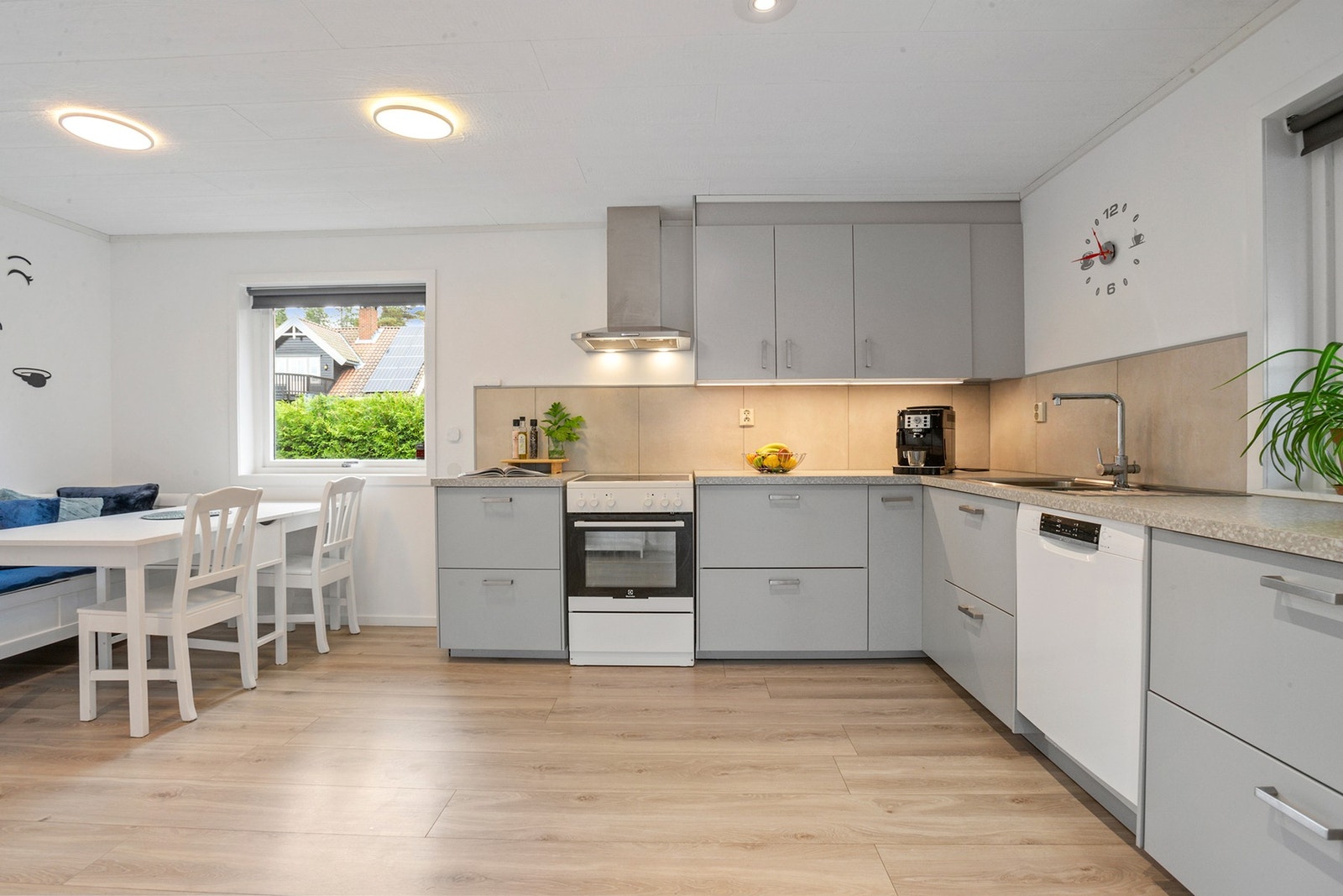 Rikelig med skap og benkeplass Galleribilde