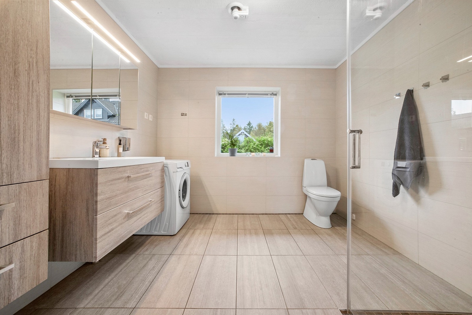 Romslig lyst og hyggelig bad Galleribilde