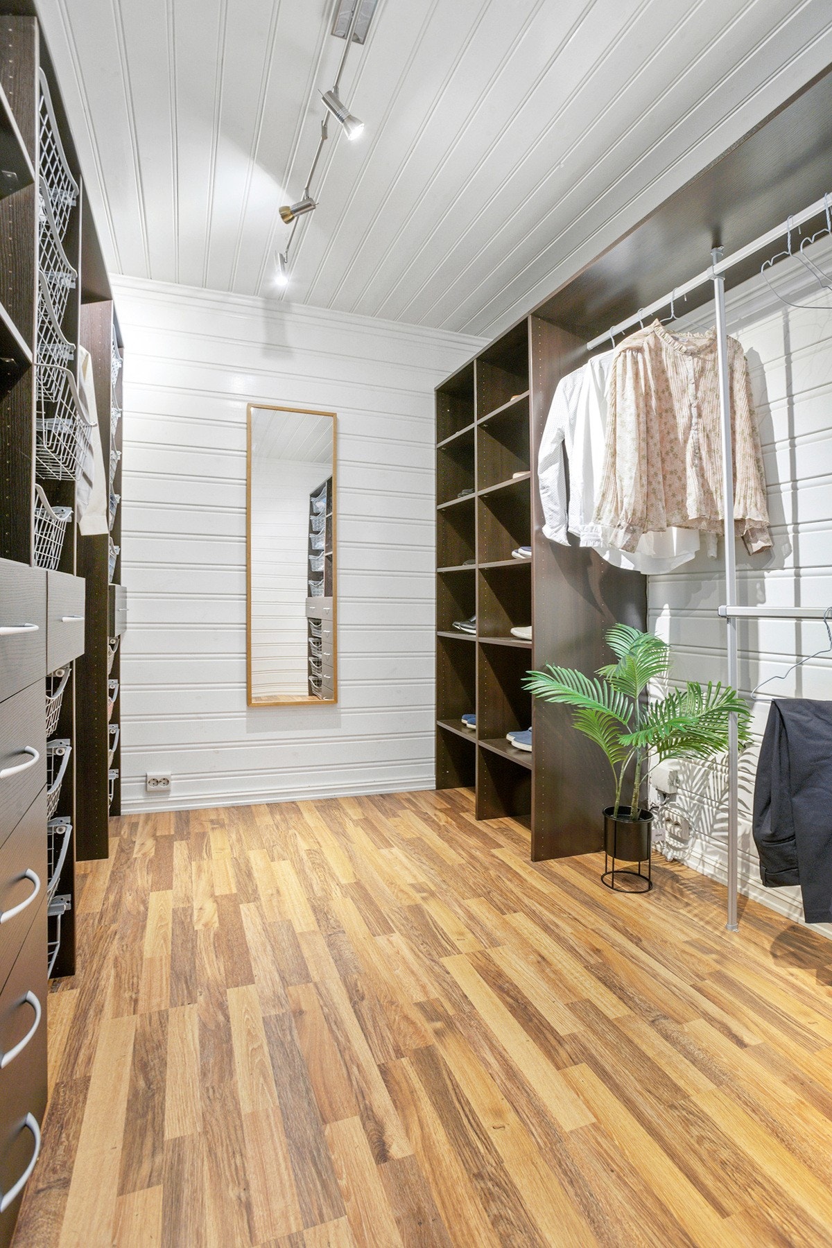 Klesrom/walk in closet Galleribilde