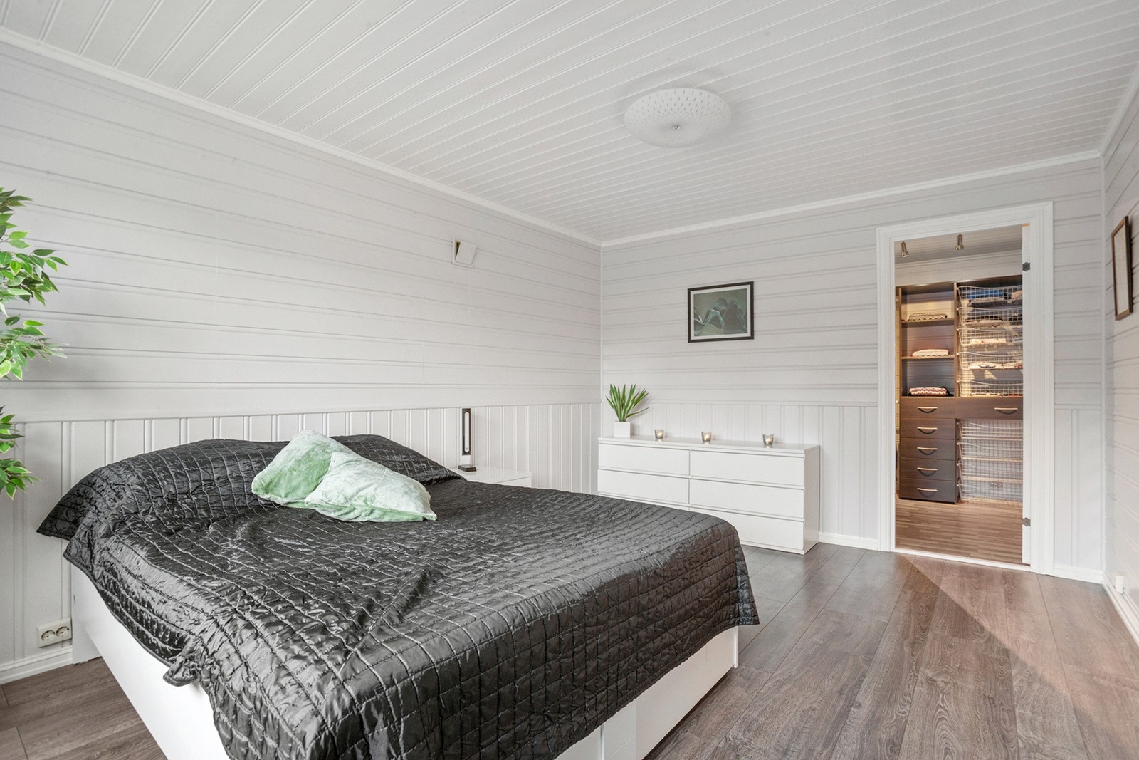 Det er to rom i denne etasjen brukt til soverom. Disse er ikke bruksendret fra byggeår fra definisjon boder. Se salgsoppgave for mer detaljer Galleribilde