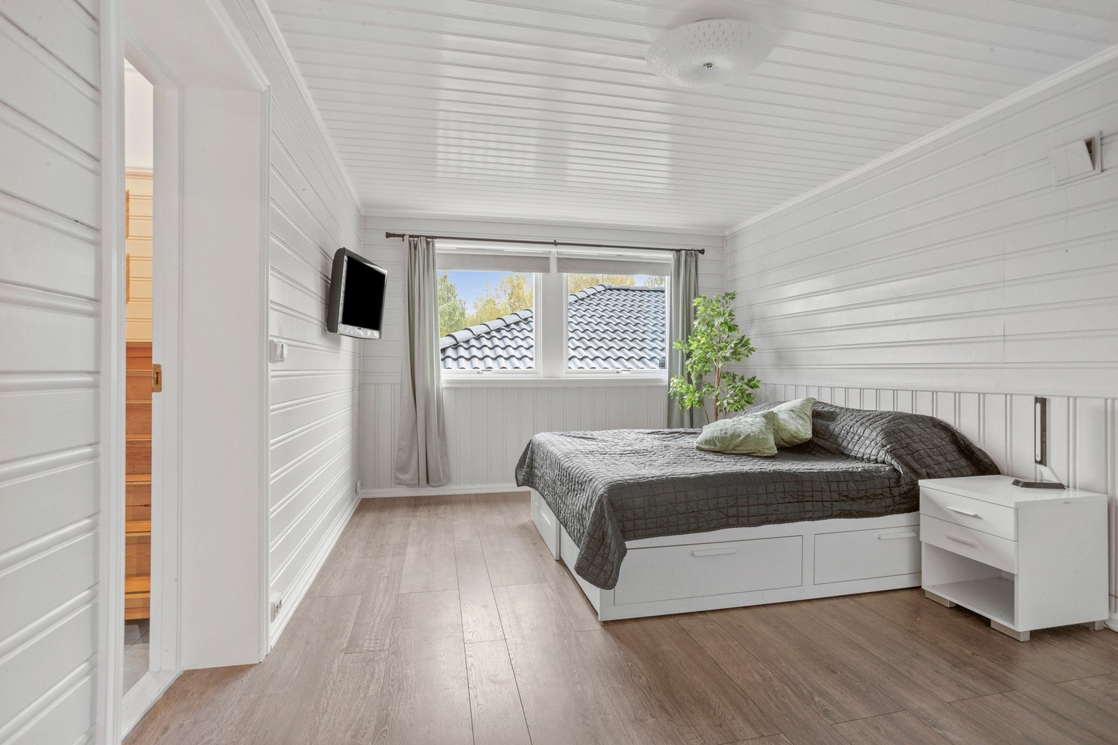 Det er to rom i denne etasjen brukt til soverom. Disse er ikke bruksendret fra byggeår fra definisjon boder. Se salgsoppgave for mer detaljer Galleribilde