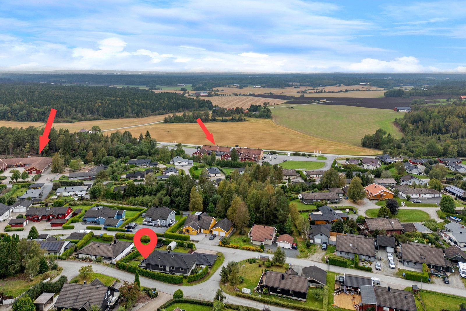 Venstre pil er skolen og barnehagen og pilen ved hovedvei er Rinvoll senteret med bla. matbutikk Galleribilde