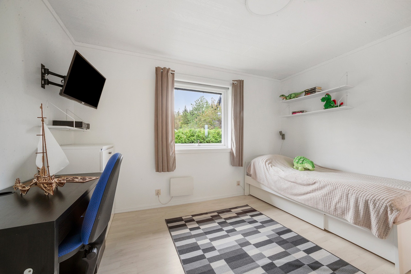 Det er to rom i denne etasjen brukt til soverom. Disse er ikke bruksendret fra byggeår fra definisjon boder. Se salgsoppgave for mer detaljer Galleribilde