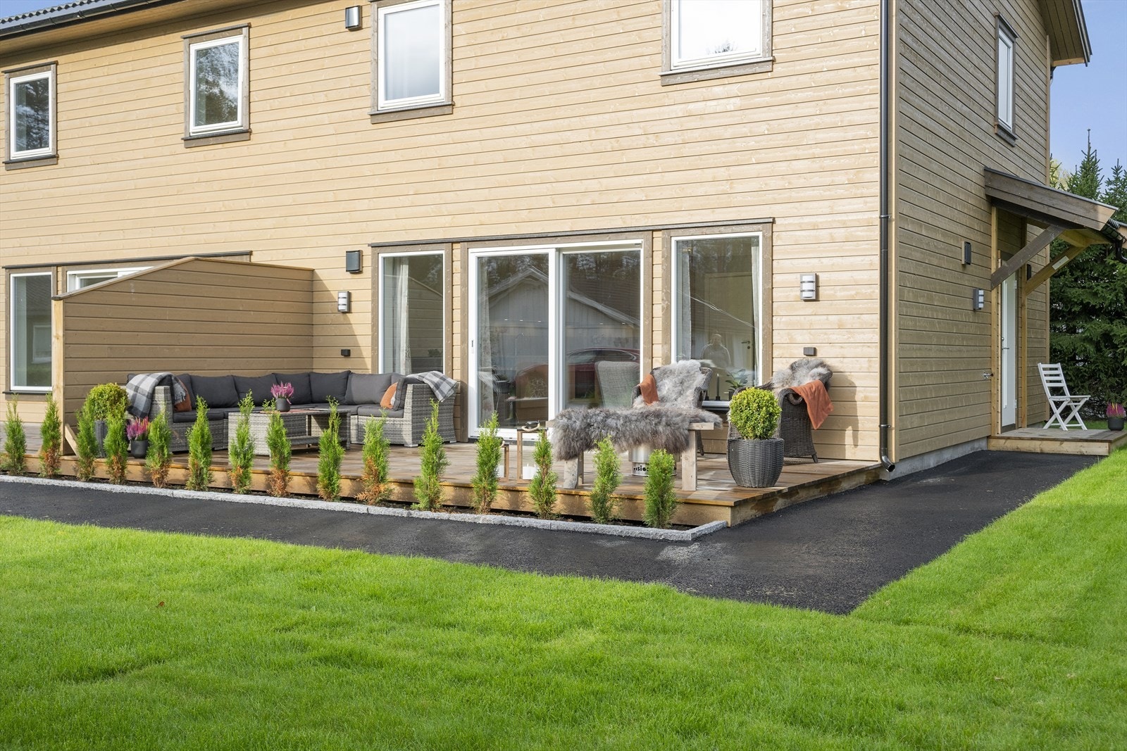 Halvpart av tomannsolig med tilhørende garasje og hage. Galleribilde