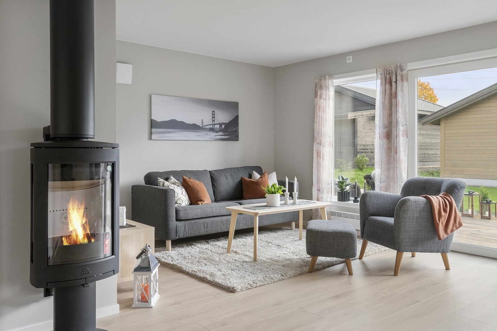 Stue i åpen løsning mot kjøkken. Galleribilde