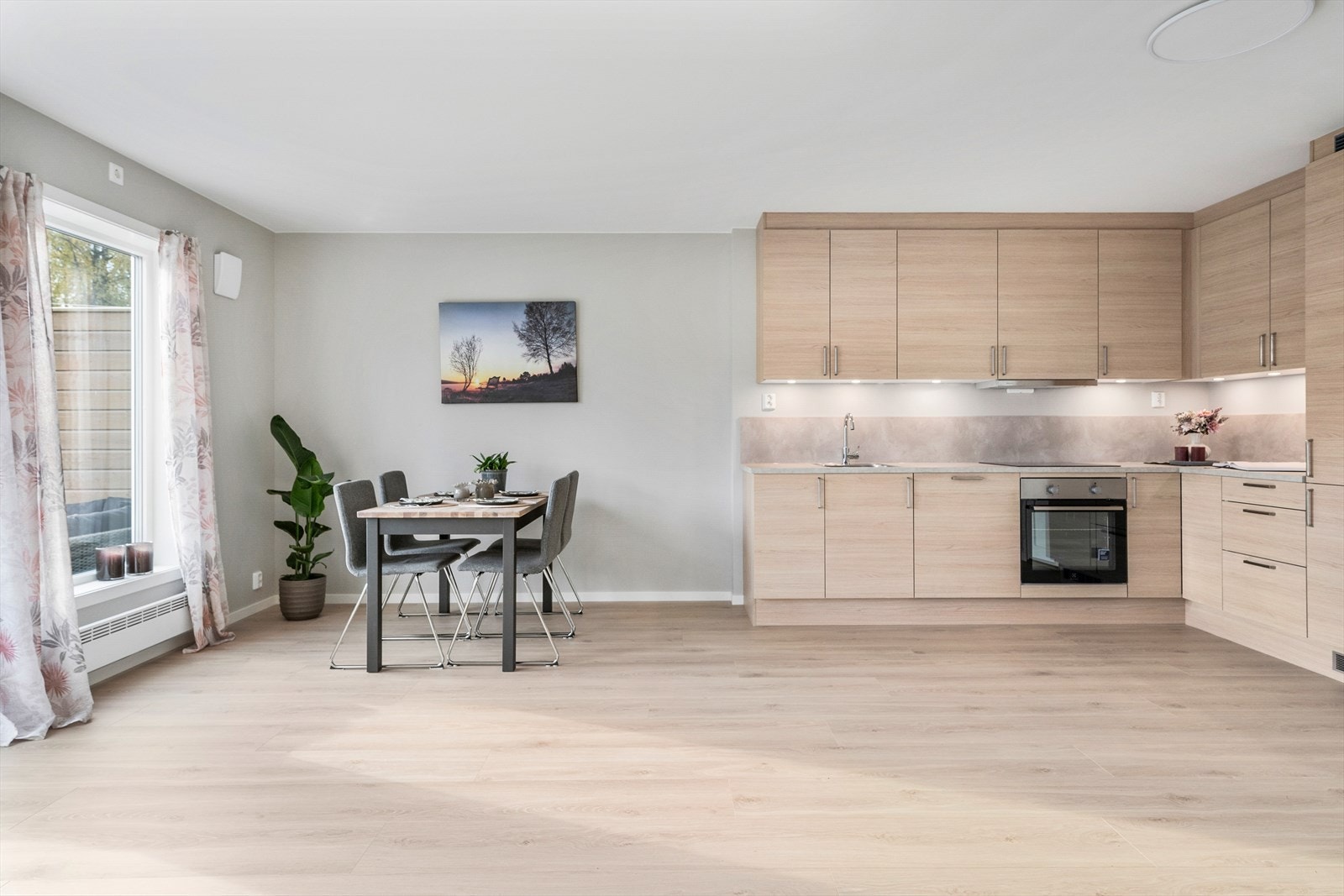 Moderne kjøkken i varme toner. Galleribilde