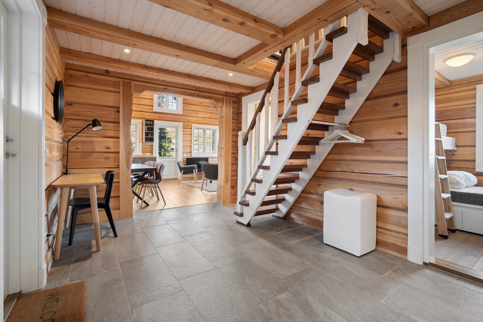 Innenfor hoveddøren gir entrèen et meget godt førsteinntrykk, og som får deg til å følge deg hjemme fra første stund. Velkommen inn til hyggelig visning! Galleribilde