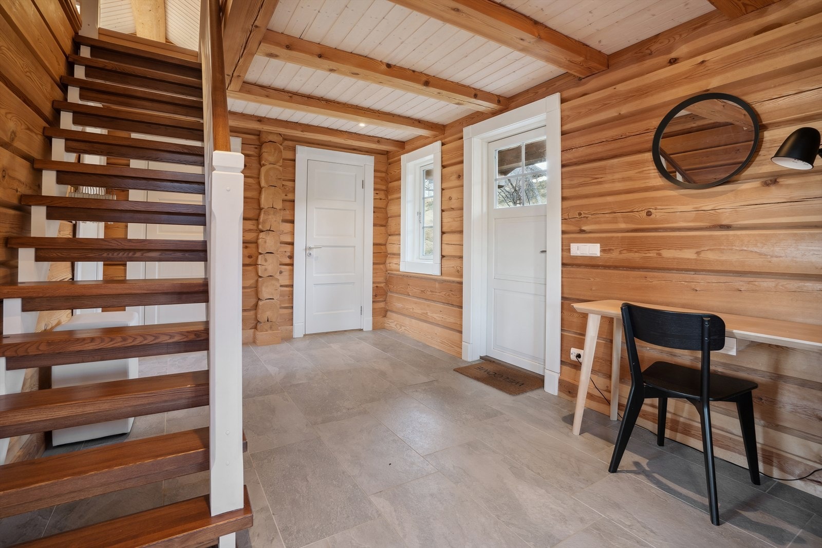 Lys og romslig entré med god plass til å henge fra seg yttertøy og sette fra seg sko Galleribilde