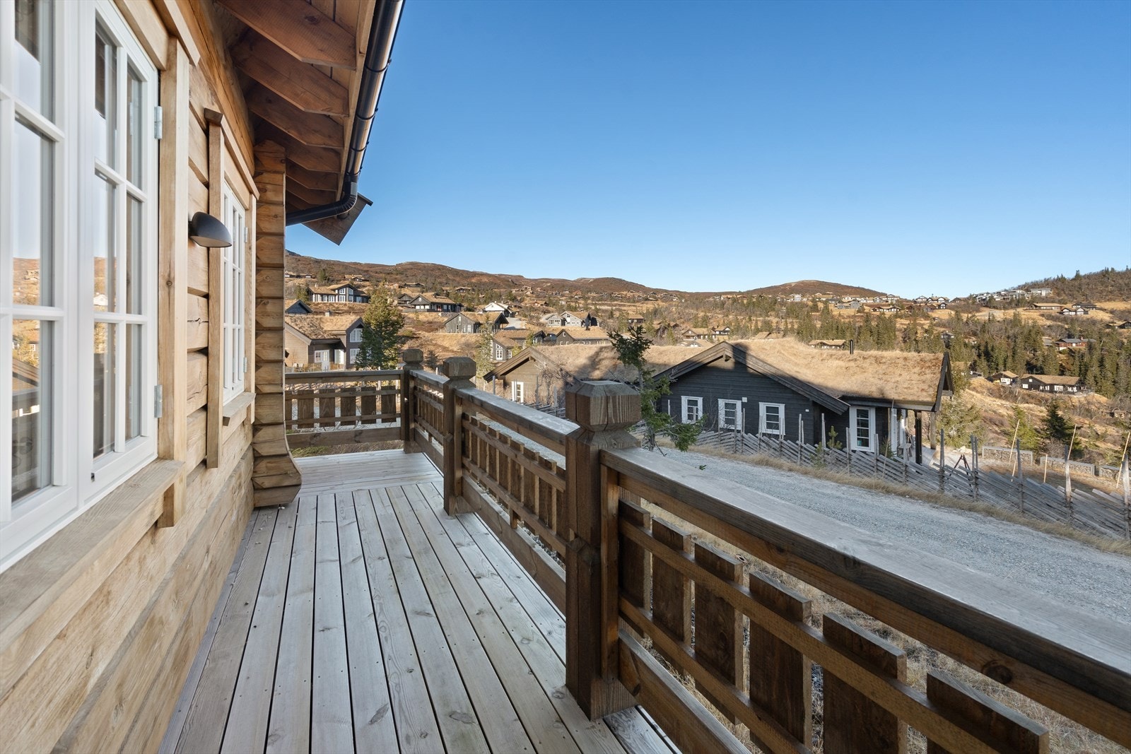 Terrasse rundt deler av hytta, hvor du kan nyte den flotte utsikten! Velkommen til hyggelig visning! Galleribilde