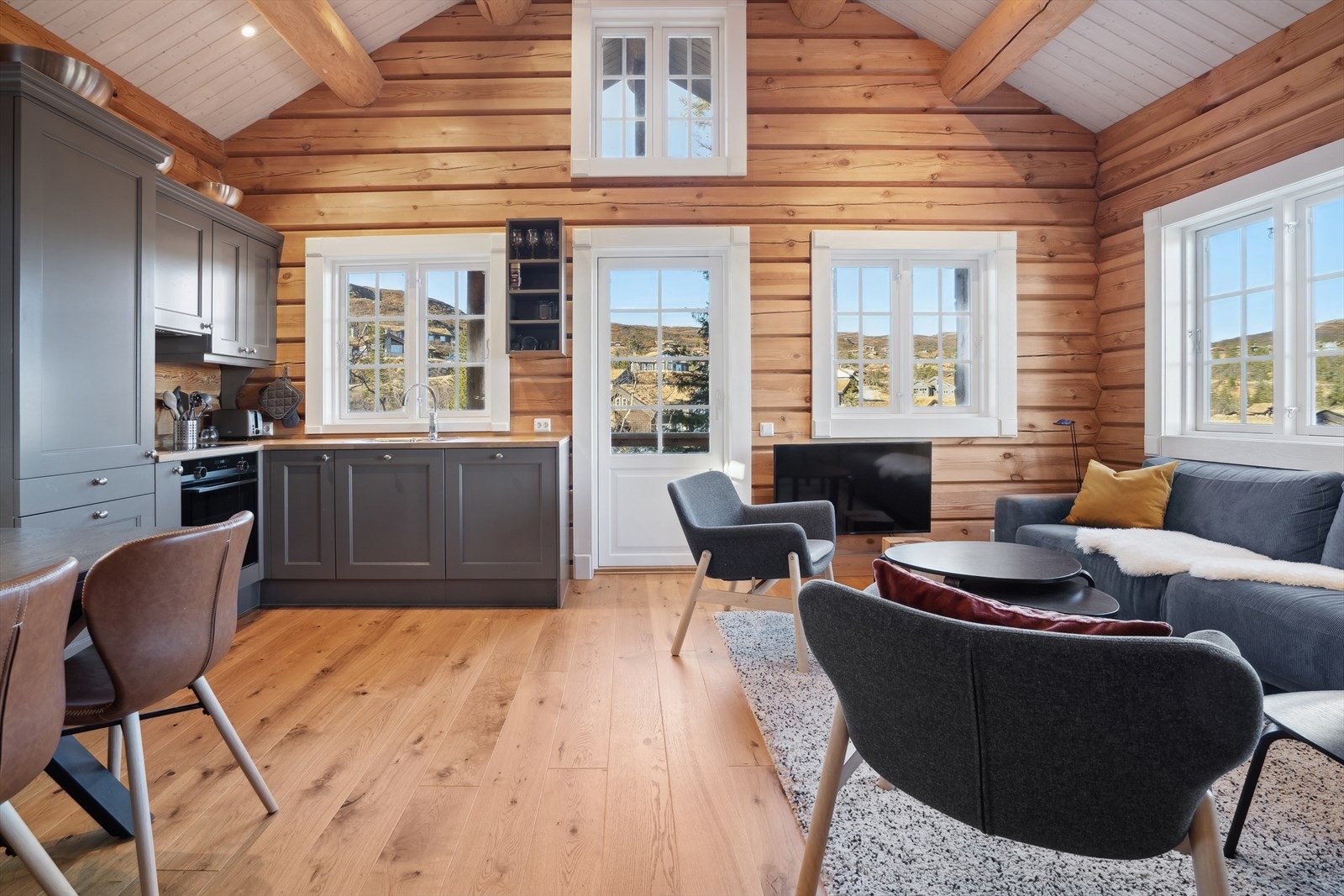 Lys, åpen og praktisk planløsning mellom spisestue stue og kjøkken. Galleribilde