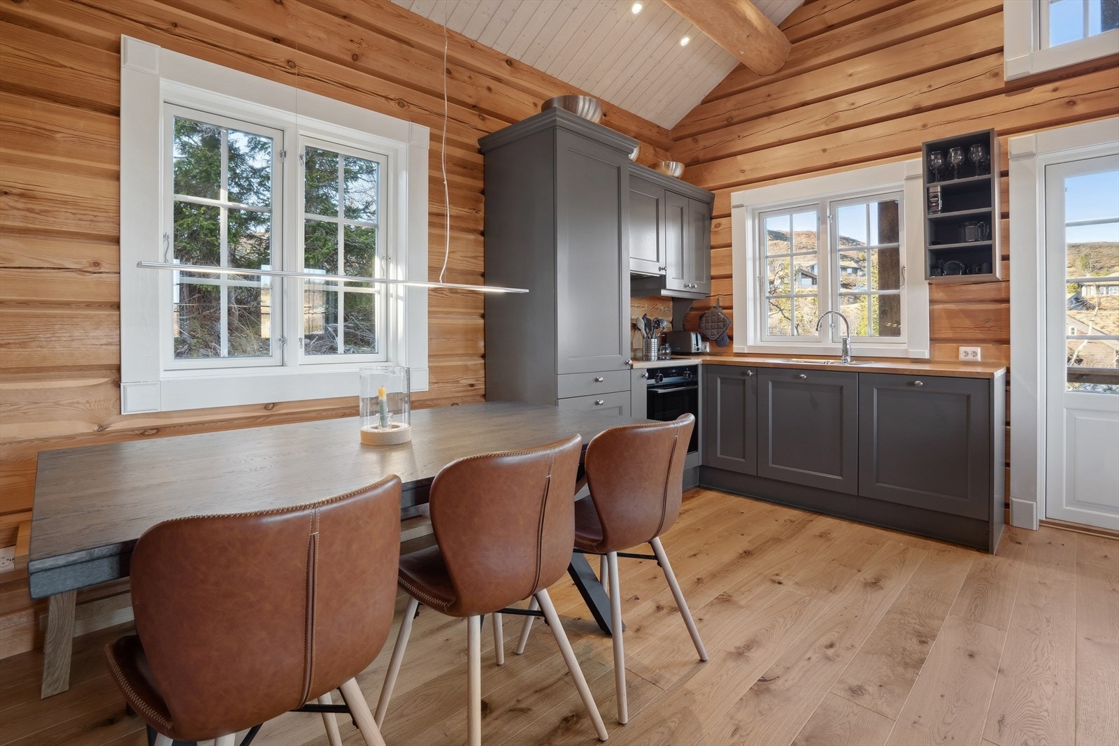 Spisestue hvor familie og venner kan samles rundt bordet til hyggelige måltider. Galleribilde