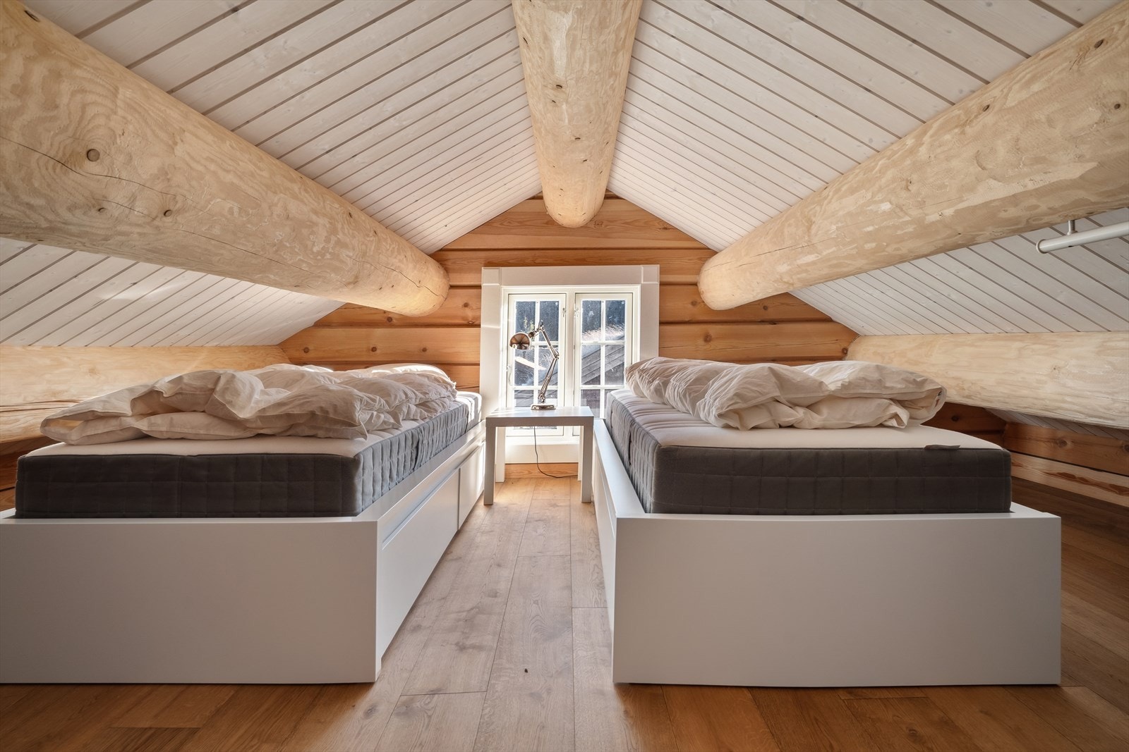 Hems med to sengeplasser. Hemsen blir benyttet til overnatting men har ikke lovlig rømningsvei. Galleribilde