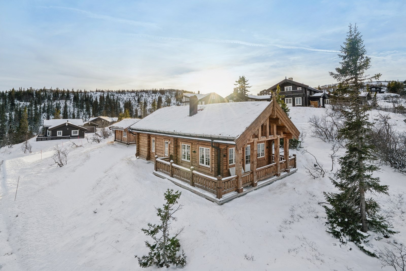 Her får du en hytte og et innredet anneks fra Naturhytta, et lokalt hyttefirma som leverer høy standard med håndlaftede hytter i tømmer og stavkonstruksjon. Galleribilde