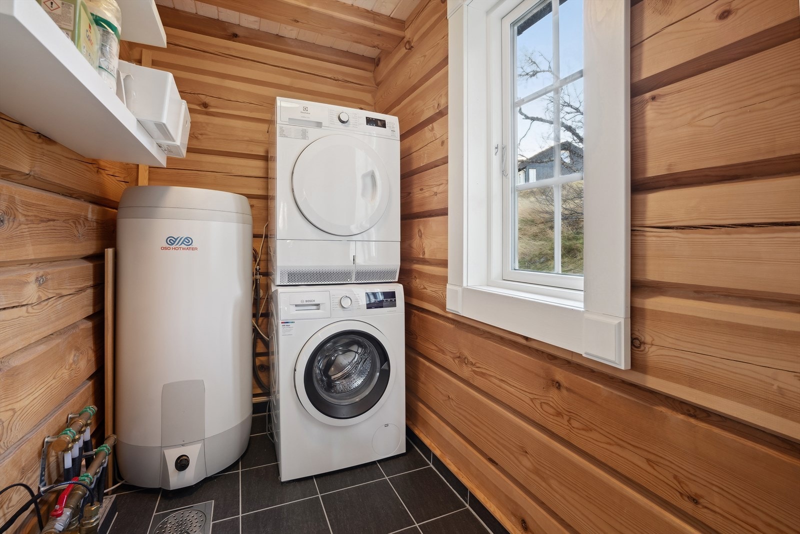 Vaskerom med opplegg til vaskemaskin og tørketrommel. Varmtvannsbereder på 194 liter. Galleribilde