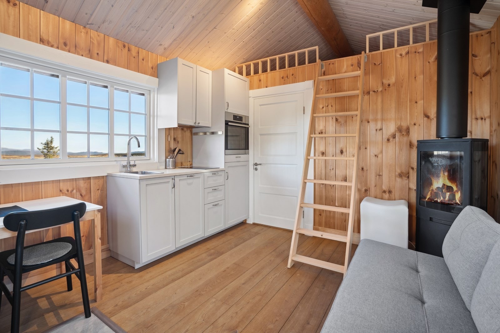 Stue med åpen kjøkkenløsning, samt hems. Galleribilde