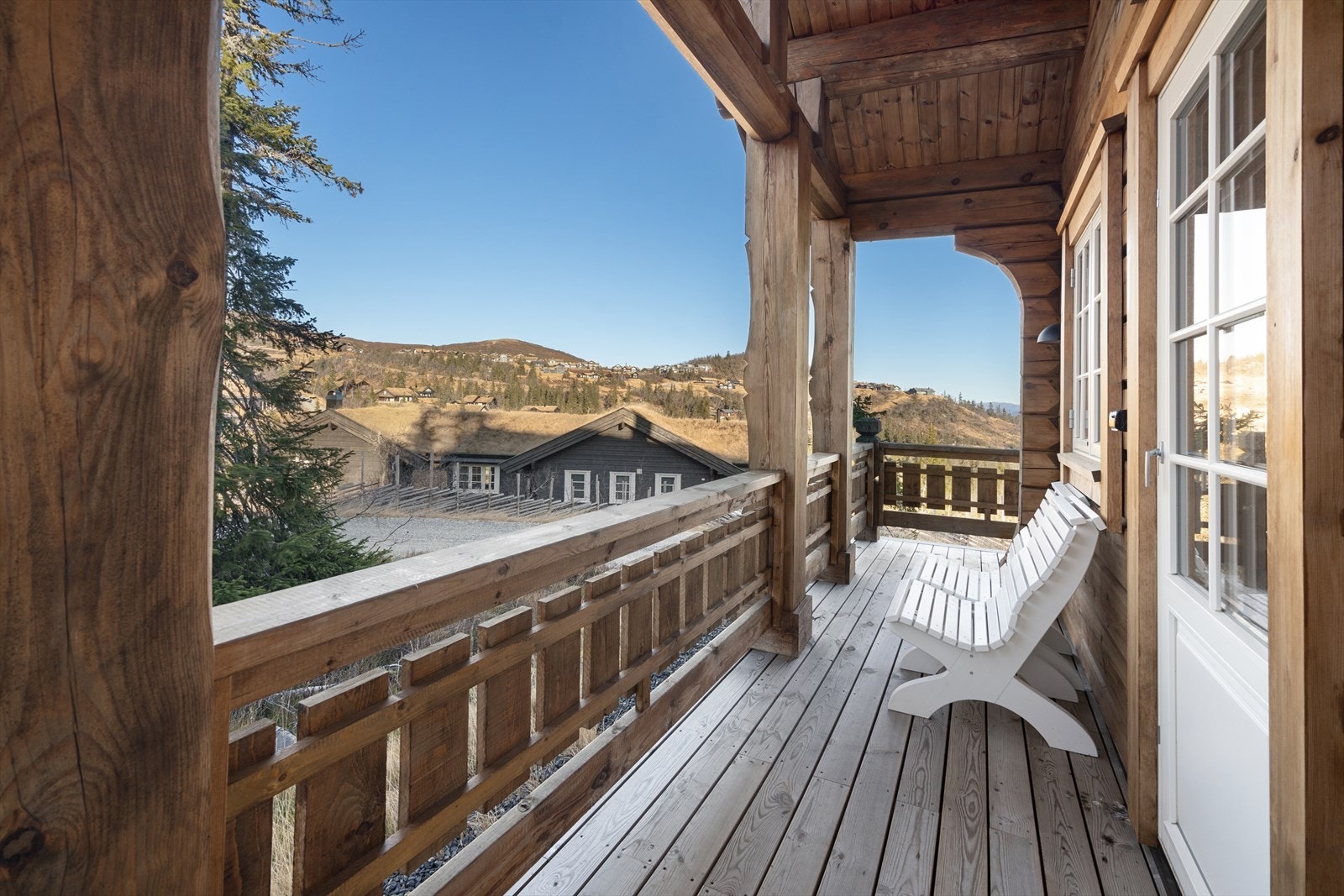 Fredelig sitteplass på terrassen, perfekt for å nyte en kopp kaffe og en god bok. Galleribilde