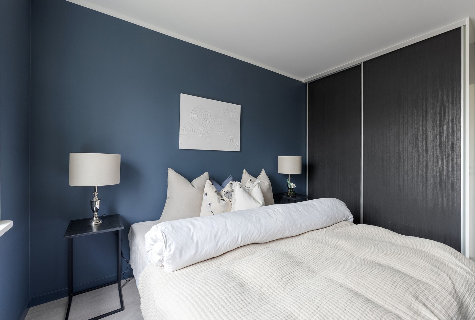 Det er en bred skyvedørsgarderobe på soverommet med god oppbevaringsplass Galleribilde