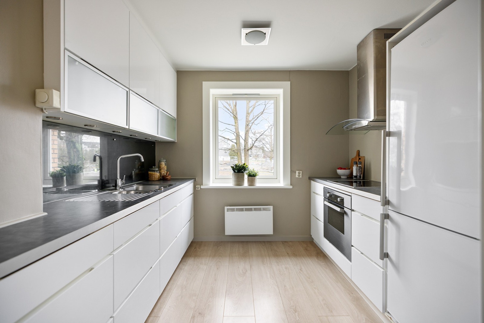 Kvik-kjøkkenet fra 2008 har en stilren innredning med glatte fronter og benkeplate av laminat Galleribilde