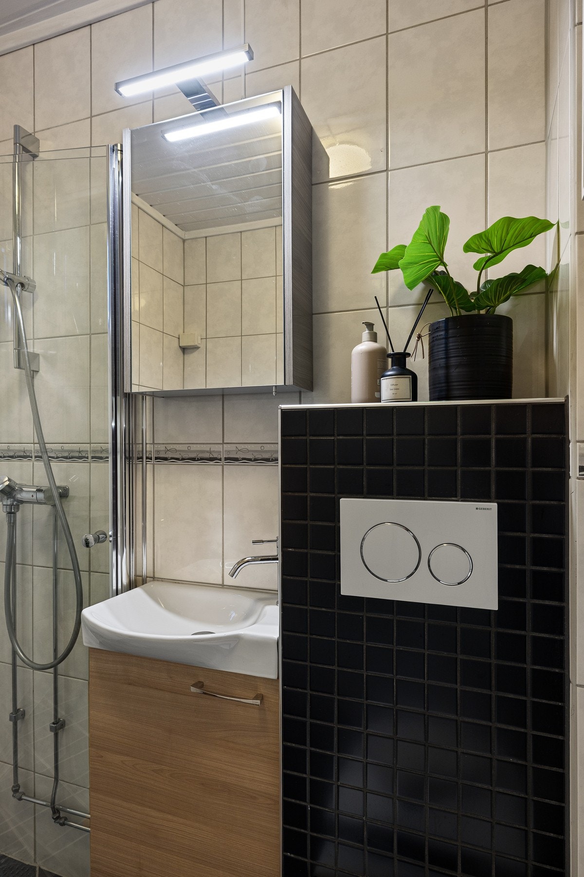 Badet har flislagte overflater, panel i himlingen og gulvvarme Galleribilde